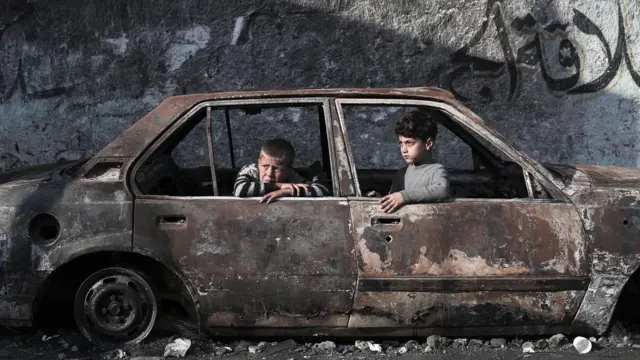 Deca sede u uništenom automobilu u Rafi, Pojas Gaze