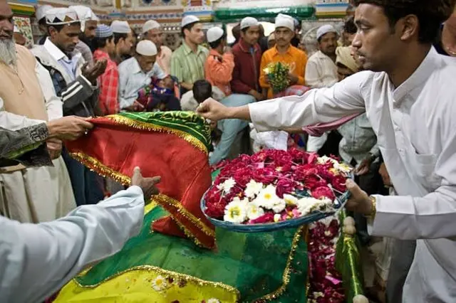 درگاہ پر ہر مذہب و ملت کے لوگ پہنچتے ہیں