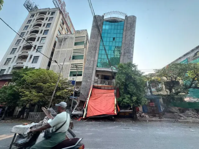 ဧပြီ ၂ ရက် ငလျင်ဒဏ်သင့် မန္တလေးမြို့မြင်ကွင်းများ။ 