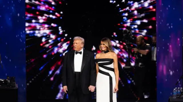 शपथग्रहण समारोह के बाद आयोजित कार्यक्रम में ट्रंप अपनी पत्नी मेलानिया के साथ