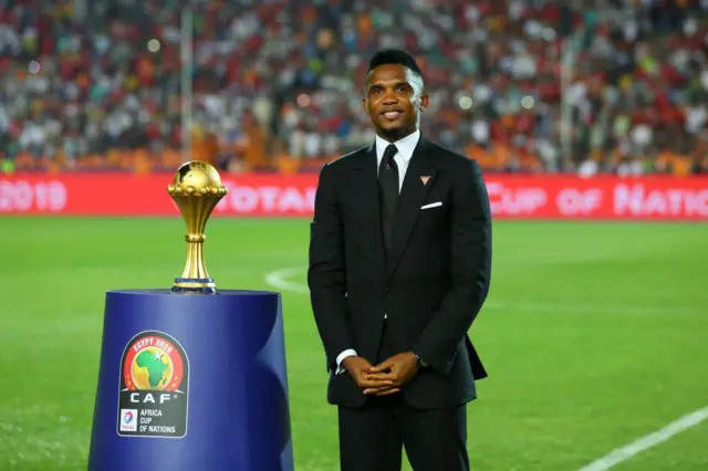 Samuel Eto'o posant avec le trophée de la CAN, avant la finale entre l'Algérie et le Sénégal, le 19 juillet 2019 au Caire. 