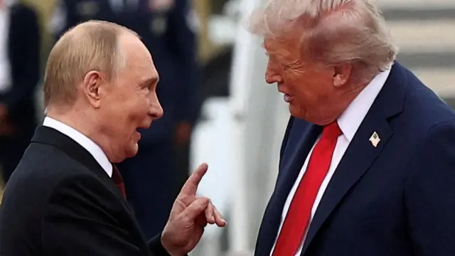 После встречи на Аляске Трамп перестал требовать от Путина прекратить огонь в Украине, а его чиновники заговорили о бесполезности санкций