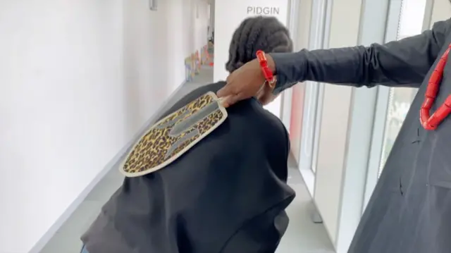 Nwaanyị na-ekele onye ichie