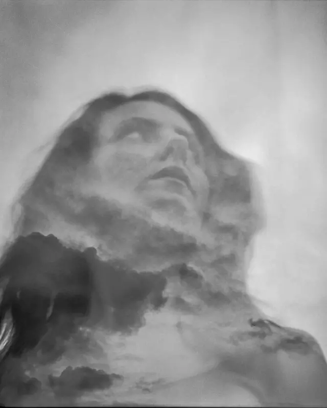 Une femme enveloppée dans un nuage.