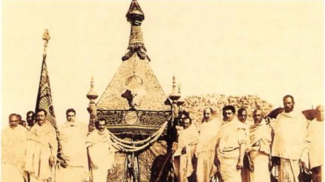صورة لموكب المحمل المصري مع مجموعة من الحجاج المصريين في مكة المكرمة، كُتب عليها: آخر مواكب المحمل المصري، صورة التُقطت في مكة المكرمة مع الحجاج المصريين عام 1930م. من كتاب "المحمل الشريف ورحلته الى الحرمين الشريفين"
