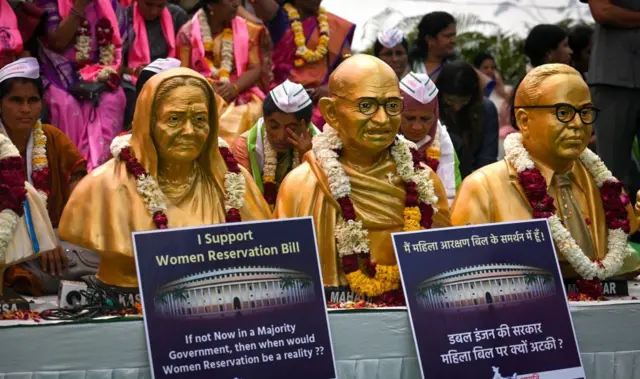 आरक्षण के लिए दिल्ली में महिलाओं का प्रदर्शन.