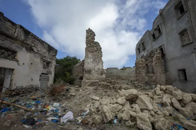 صورة لآثار مبنى مدمر في العاصمة الصومالية مقديشو.