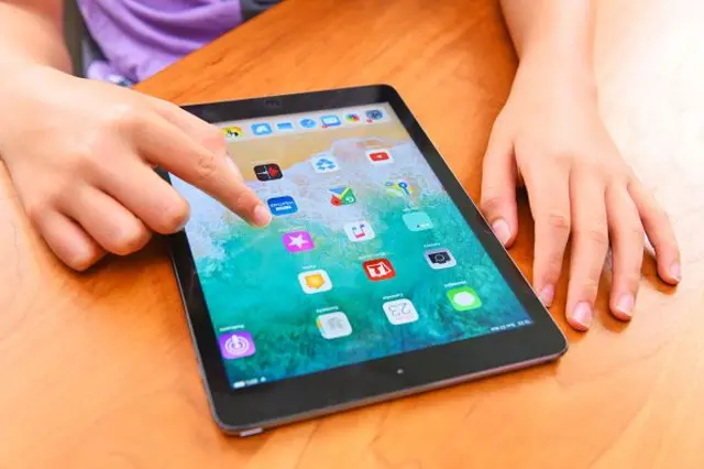 सतत फोनवर असलेली मुलं: पालकांसाठी प्रभावी उपाय आणि मार्गदर्शन