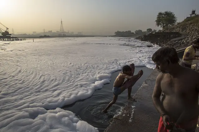 కాలుష్యం కారణంగా దిల్లీ సమీపంలో యమునా నదిలో నురగలు