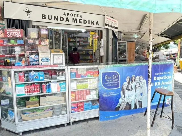 Harga sejumlah obat khususnya suplemen dan kosmetik juga mengalami kenaikan harga di pasaran.