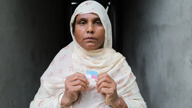 স্বামী আনিদুল শেখের সঙ্গে তার তোলা পুরানো ছবি দেখাচ্ছেন আয়েশা বিবি