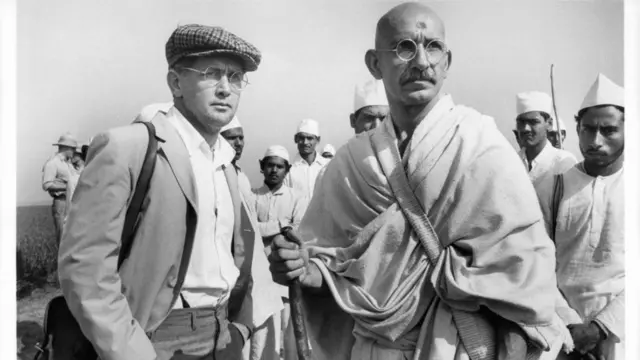 गांधी फ़िल्म की शूटिंग का एक दृश्य