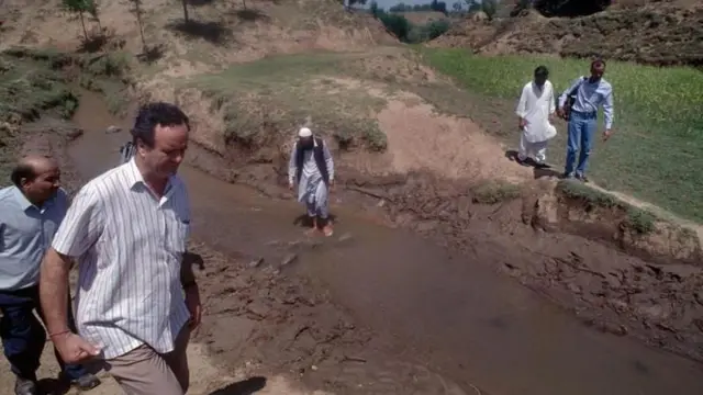 மார்க் டலி தனது வாழ்நாளின் பெரும்பகுதியை இந்தியாவில் கழித்தார்.