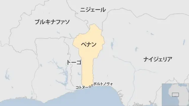西アフリカのベナンの位置を示す地図。ナイジェリア、トーゴ、ブルキナファソ、ニジェールと隣国の名前のほか、ポルトノヴォとコトヌーの都市名も表記されている