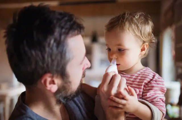 குழந்தைகளுக்கு மூக்கு வழியாக செலுத்தக்கூடிய மருந்துகளை பயன்படுத்தலாம்.