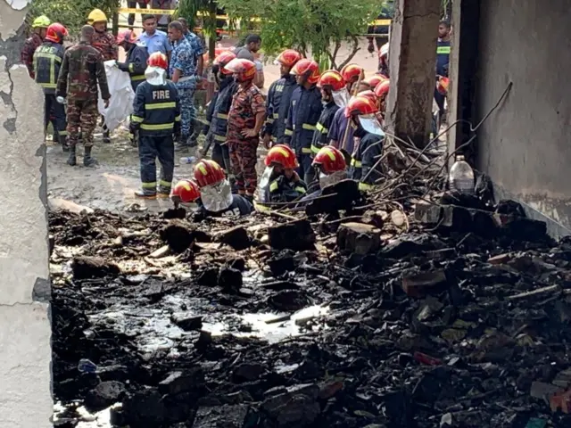 বিমান বিধ্বস্তের পর স্কুলের ভবনটিতে উদ্ধার অভিযান চালায় ফায়ার সার্ভিসসহ আইনশৃঙ্খলা বাহিনী