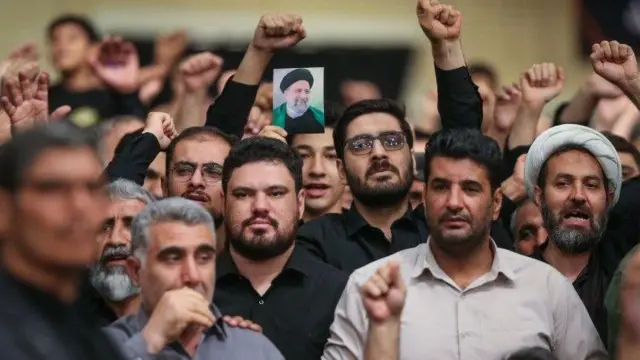 عکس ابراهیم رئیسی در دست حاضران در حسینیه امام خمینی در بیت رهبری
