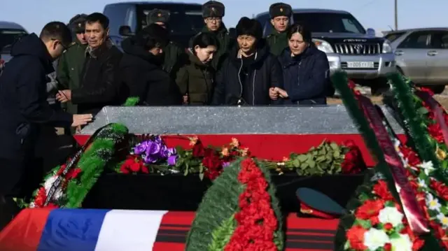 Усть-Кяхта айылында Цырен Балдановдун сөөгүн коюу учуру.