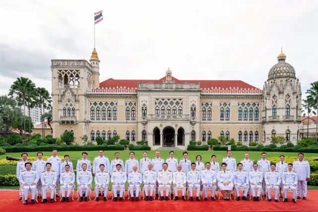 ครม. ถ่ายภาพหมู่ร่วมกันที่สนามหญ้าหน้าตึกไทยคู่ฟ้า ทำเนียบฯ