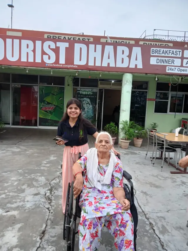 हर्षिता तिच्या आजीसोबत