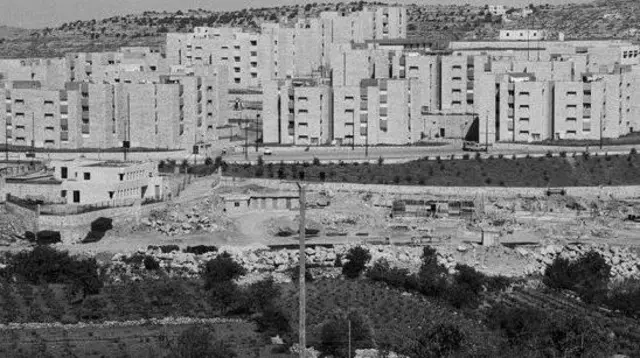 مشهد لمستوطنة كريات أربع في الخليل بعد 12 عاما من إنشائها