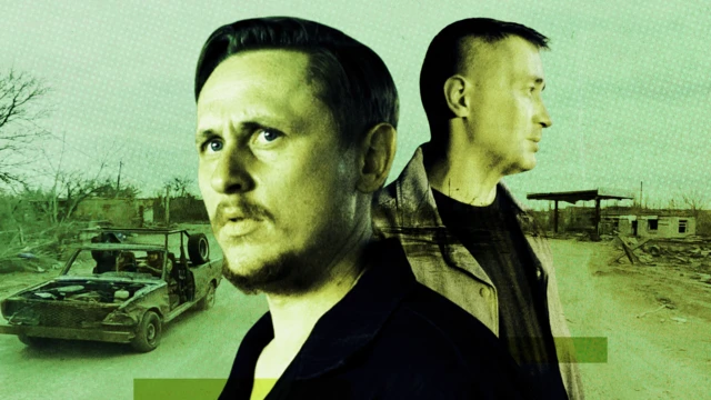 Dois homens aparecem em primeiro plano, um voltado para a frente e outro de perfil, olhando para a direita, com expressão séria. Ao fundo, há um cenário árido e destruído, com construções danificadas e um carro abandonado à esquerda