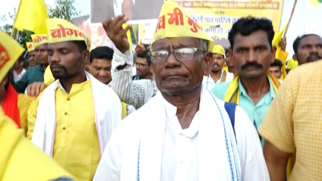 आदिवासी सामाजिक कार्यकर्ते देवाजी तोफा यांच्या नेतृत्वात आदवासींच्या जमिनींना विरोध दर्शवणारा मोर्चा निघाला होता.