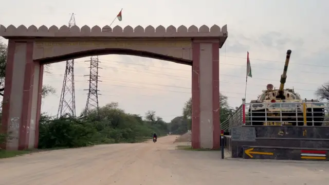 पूर्व सेनाध्यक्ष वीके सिंह का गांव बापोड़ा भी भिवानी जिले में हैं. 