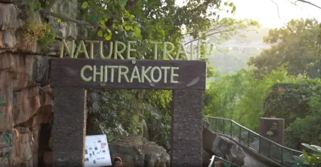 இயற்கை விருந்து நீர் வீழ்ச்சி