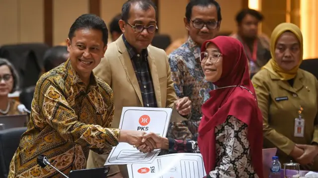 Menteri Kesehatan Budi Gunadi Sadikin (kiri) didampingi Wakil Menteri Hukum dan HAM Edward Omar Sharif Hiariej (kedua kiri) menerima berkas yang berisi pandangan atas Rancangan Undang-Undang (RUU) Kesehatan dari anggota Komisi IX DPR Fraksi PKS Netty Prasetiyani (kedua kanan) di kompleks Parlemen, Jakarta, Senin (19/6/23).