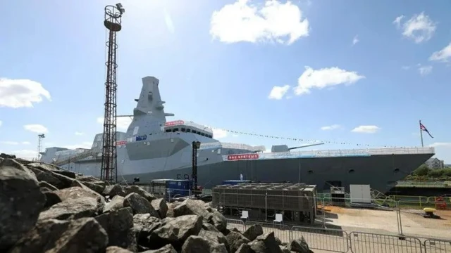 Фрегат у причала