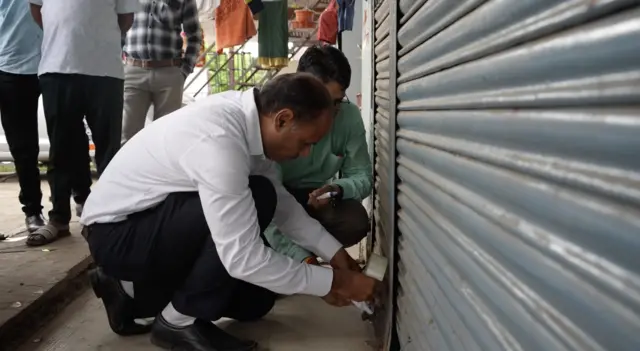 डॉ. प्रवीण का मेडिकल स्टोर सील करके अधिकारी