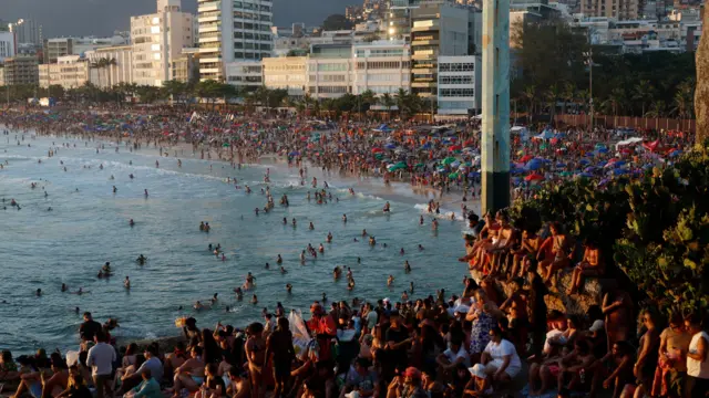 Milhares de pessoas em praia no Rio de Janeiro