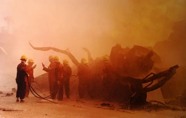 వెల్ హెడ్ వద్ద కూలిపోయిన డ్రిల్లింగ్ రిగ్, ఇతర డెబ్రిస్‌