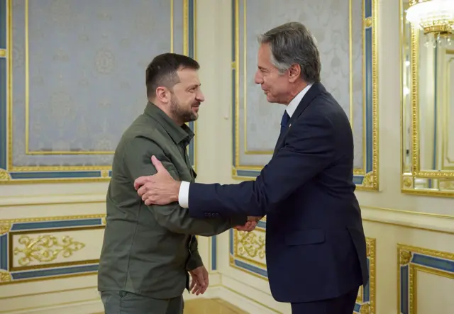 ယူကရိန်းသမ္မတနဲ့ အမေရိကန်နိုင်ငံခြားရေးဝန်ကြီး ဘလင်ကန်တို့ ကိယက်ဗ်မှာ တွေ့ဆုံ 