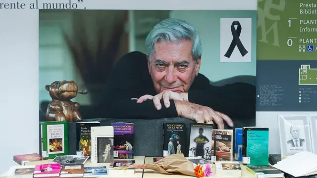 Homenaje en la biblioteca Vargas llosa de Madrid tras su muerte.