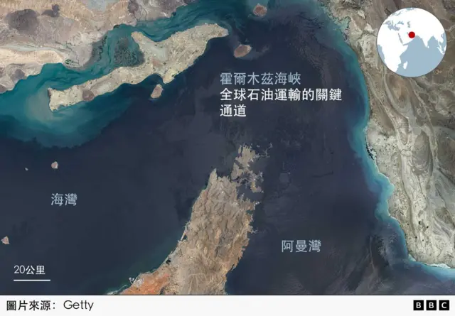 海灣地區、霍爾木茲海峽（Strait of Hormuz）及阿曼灣（Gulf of Oman）地圖，角落附有顯示該地區在全球位置的示意圖，並以紅點標示其位置。