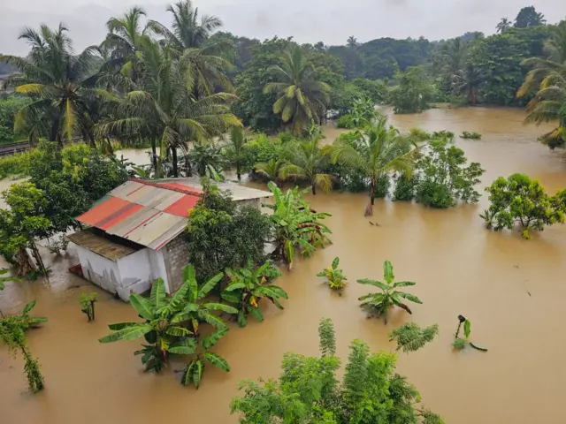 අධික වැසි සහිත කාලගුණය සමග දිවයිනේ දිස්ත්‍රික්ක 12ක ඇතිවූ ක්ෂණික ජලගැලීම්, තද සුළං, අකුණු සහ කණ්ඩි කඩා වැටීම් ඇතුළු ආපදා හේතුවෙන් පවුල් 34,492ක පුද්ගලයින් 134,484 දෙනෙක් පීඩාවට සිටිති.