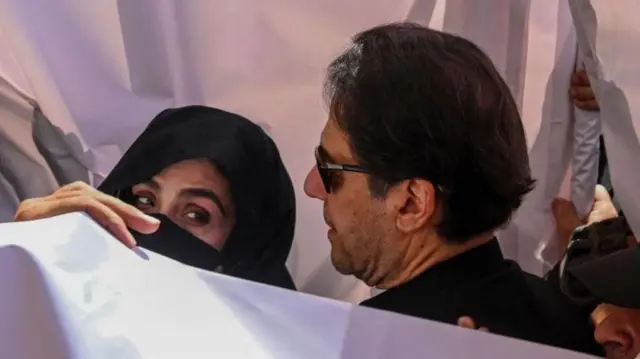 2023 இல் நீதிமன்றத்தில் ஆஜரான போது இப்படம் எடுக்கப்பட்டது, இதில் புஷ்ரா பீபி இம்ரான் கானுடன் காணப்படுகிறார்.