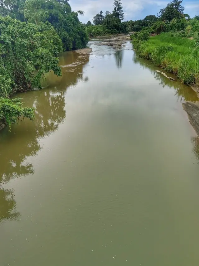 Sungai Legari, yang melintas di tengah dua kampung, yaitu kampung Lagari Jaya dan kampung Biha. Hilir sungai jalur tambang Kristalin yang terkena dampak