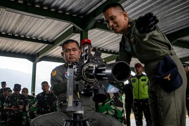 Kepala Staf Angkatan Darat (Kasad) Jenderal TNI Maruli Simanjuntak (kiri) mencoba senjata pesawat udara Door gun Bell-412 saat kunjungan di Daerah Latihan Pusat Pendidikan Infanteri (Rahlat Pusdikif), Cipatat, Kabupaten Bandung Barat, Jawa Barat, Senin (17/02).