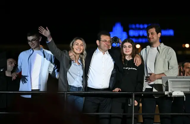 Ekrem İmamoğlu, eşi Dilek ve çocukları