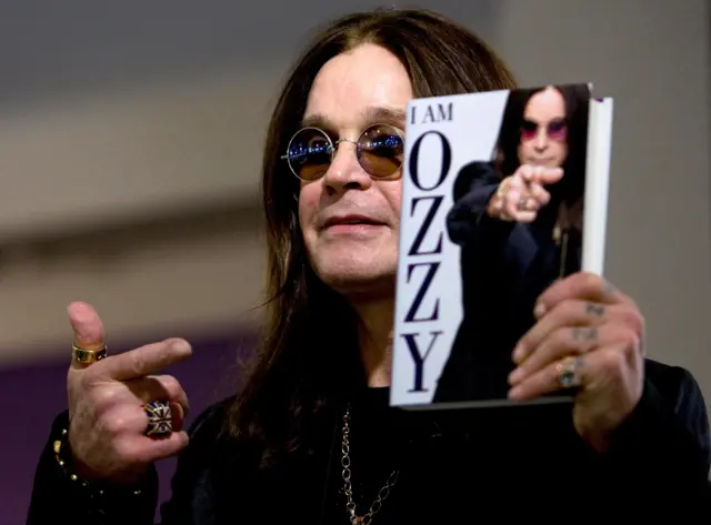 Ozzy Osbourne pozuje fotografom podczas premiery swojej nowej książki „I Am Ozzy” 