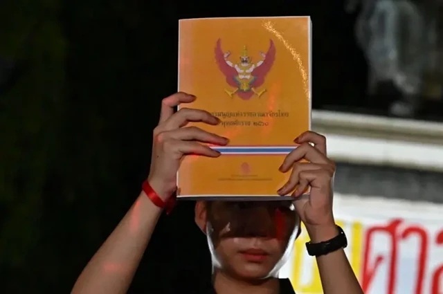 รัฐธรรมนูญ 2560 ออกแบบให้การแก้ไขรัฐธรรมนูญทำได้ยากยิ่ง เพราะต้องได้รับความเห็นชอบจาก สว. ไม่น้อยกว่า 1 ใน 3 หรือ 67 คน จากทั้งวุฒิสภา 200 คน 