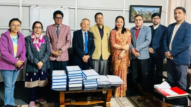 आयोग अधिकारीहरू