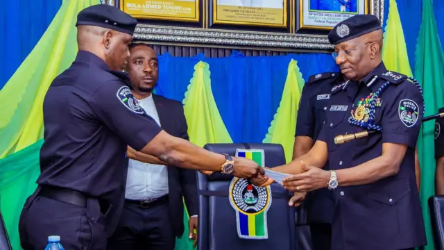 Aworan ọga ọlọpaa Frank Mba ati ọga agba yan-an-yan nileeṣẹ ọlọpaa Naijiria Ẹgbẹtokun.
