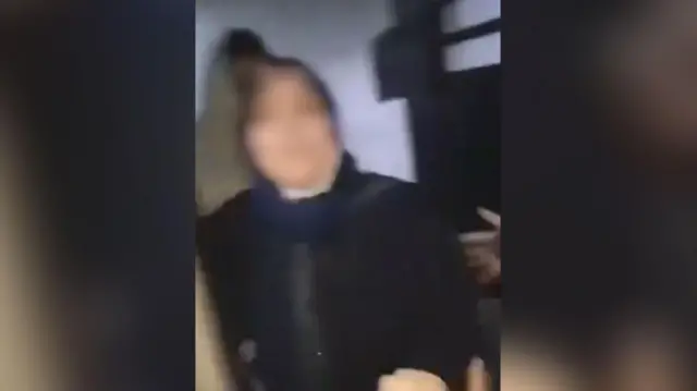 サイドナヤ刑務所から解放された女性