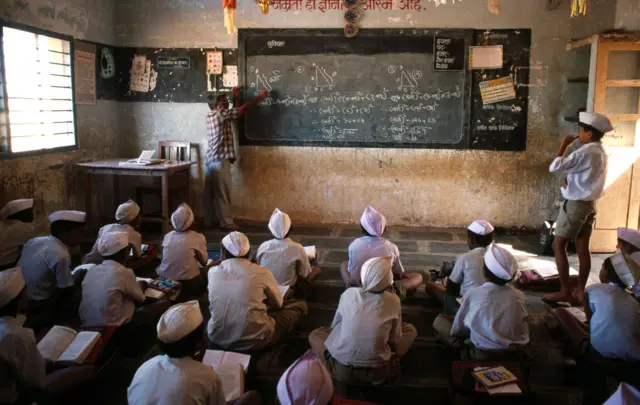 पहिली ते नववी 25 एप्रिलपर्यंत परीक्षा आणि 1 मे रोजी निकाल, सर्व शाळांना आदेश; शिक्षक म्हणतात 'हे कसं शक्य आहे?'