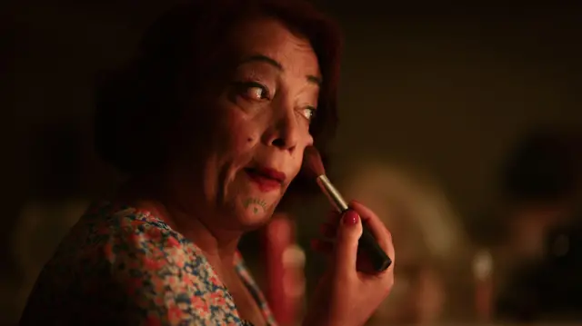 Esmeray, Kadıköy Emek Tiyatrosu'nda sahneye çıkmaya hazırlanıyor, makyaj yapıyor.