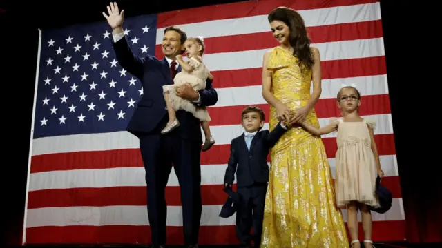 ران دوسانتیس به همراه خانواده‌اش در جشن پیروزی انتخابات